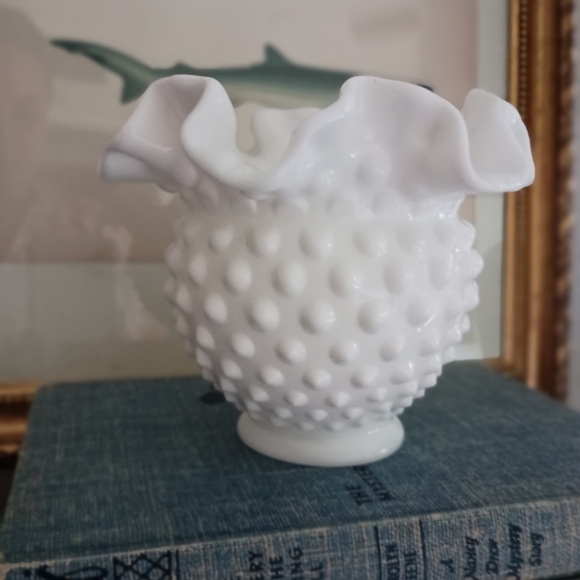 Vintage milk glass vase - Picture 6 of 9